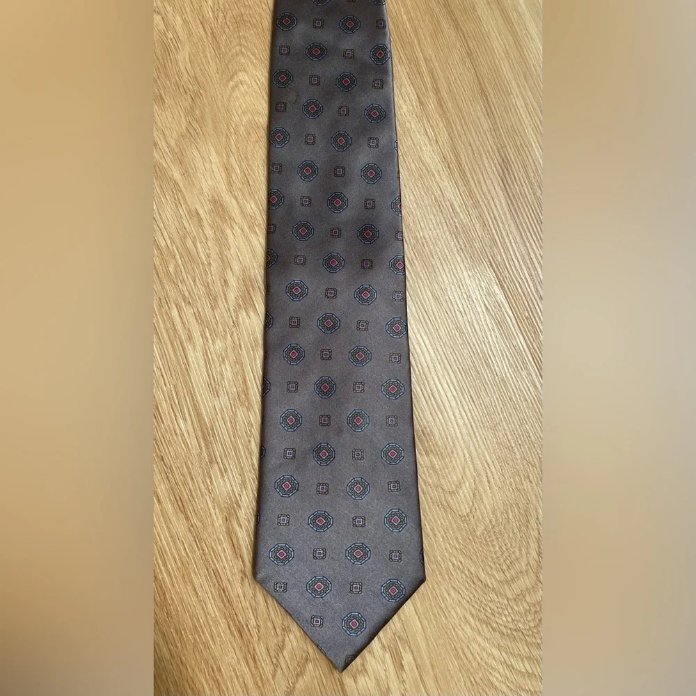 Higbee’s gray silk tie small red design 100% silk made in Italy